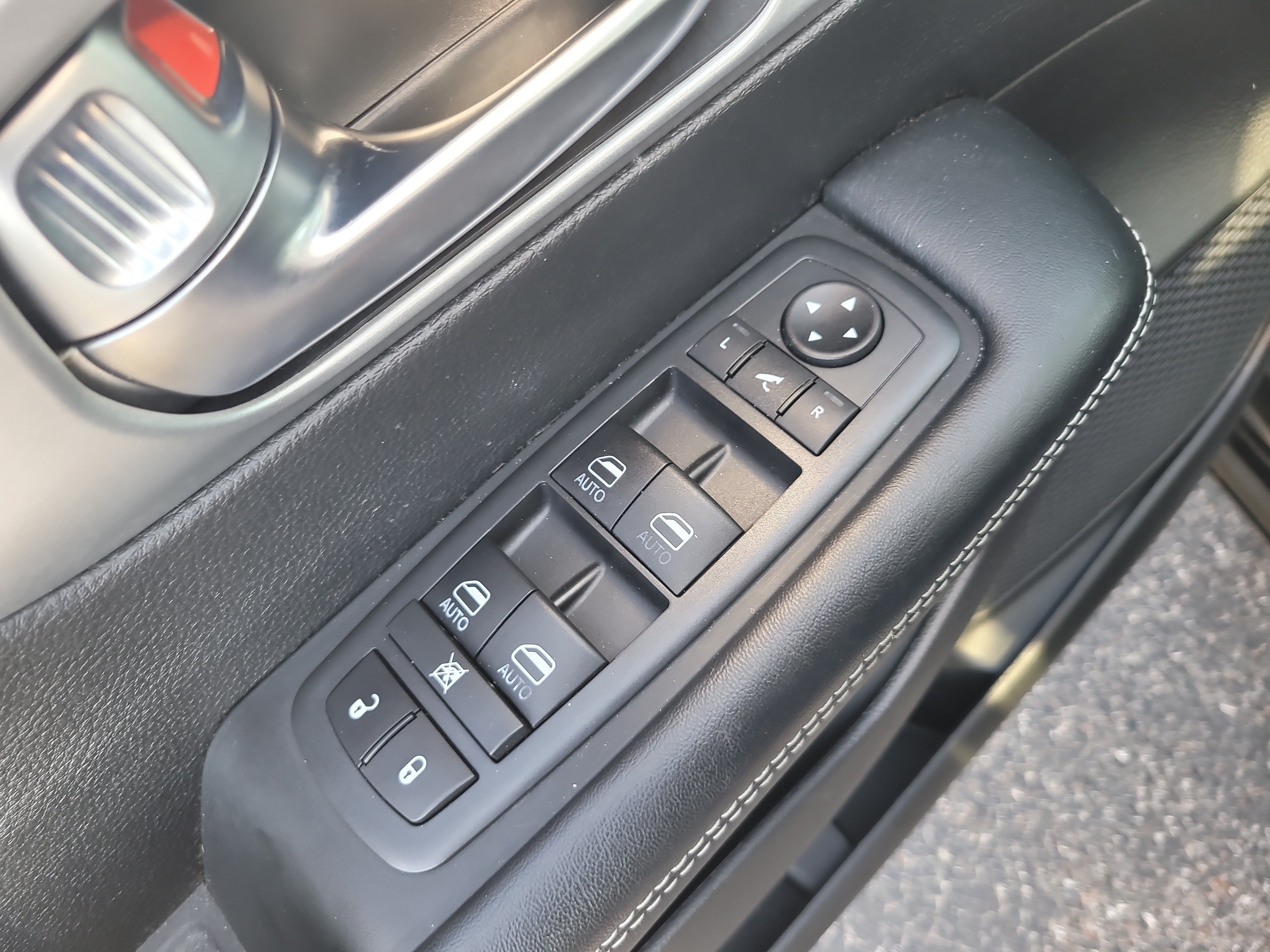 Used 2020 Chrysler Pacifica Limited w/ Advanced Safetytec Group FWD image 15