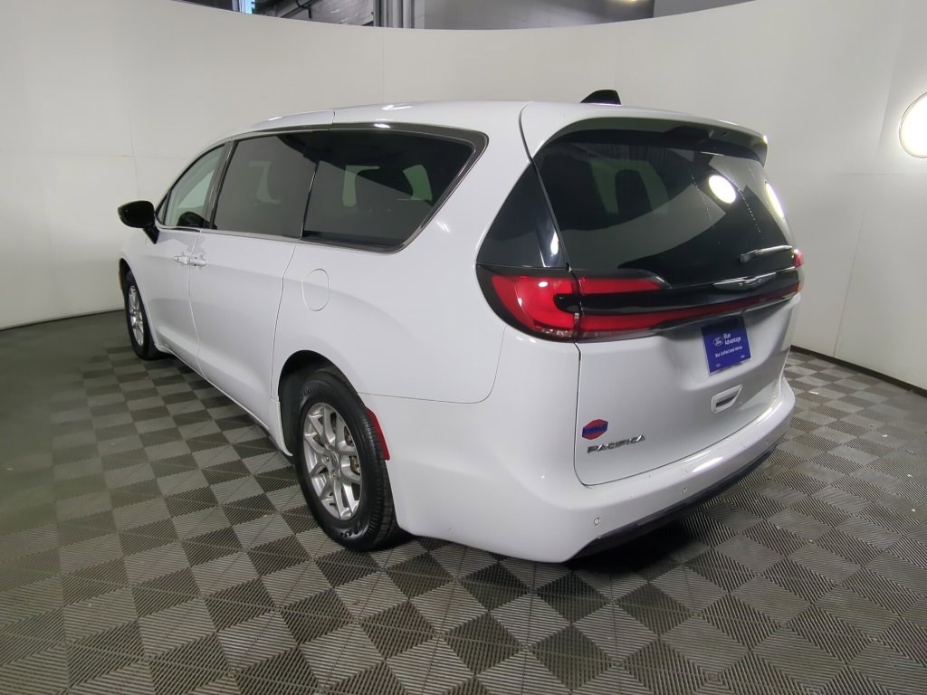 Used 2024 Chrysler Pacifica Touring-L image 14