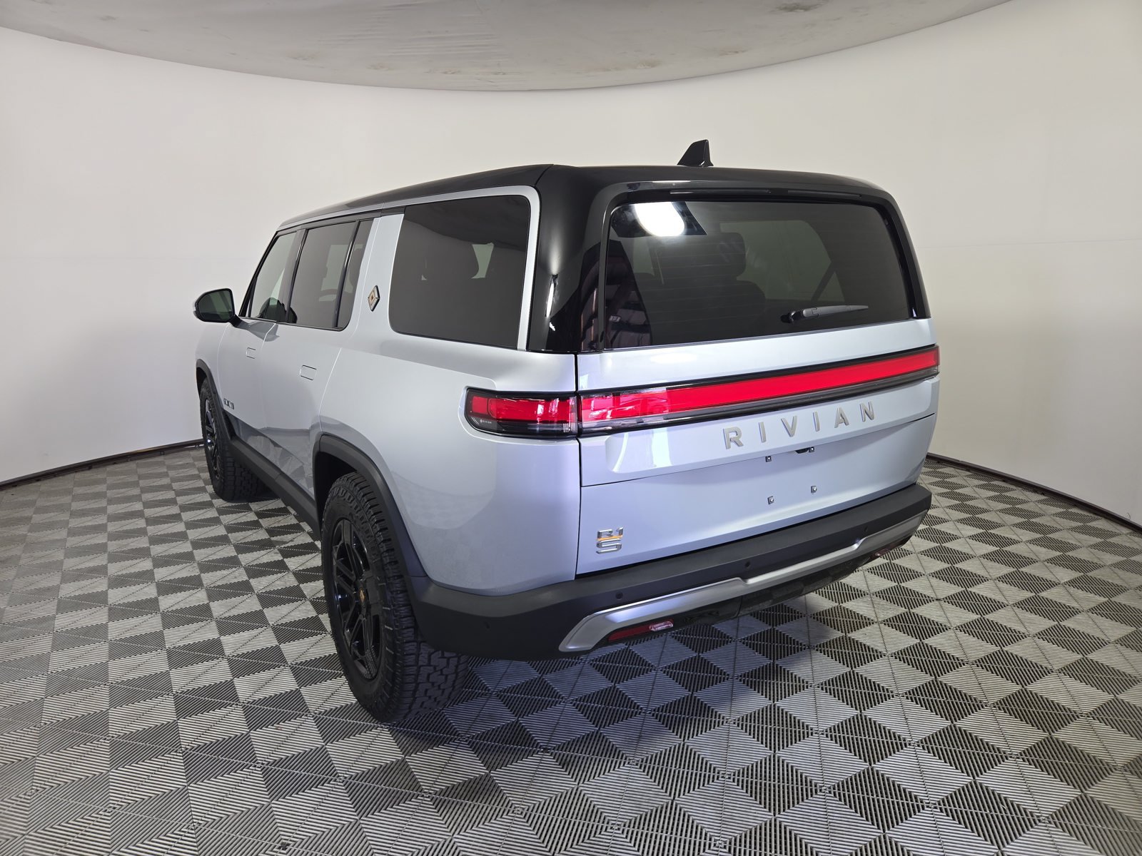 Used 2022 Rivian R1S Launch Edition Quad AWD/4WD image 3