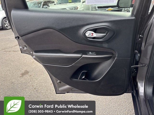 Used 2015 Jeep Cherokee Latitude w/ Comfort/Convenience Group AWD/4WD image 28