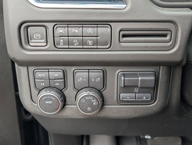 Used 2024 Chevrolet Suburban Z71 w/ Luxury Package image 35