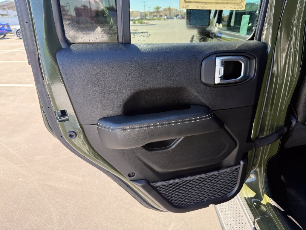 Used 2023 Jeep Wrangler Unlimited Sahara AWD/4WD image 13