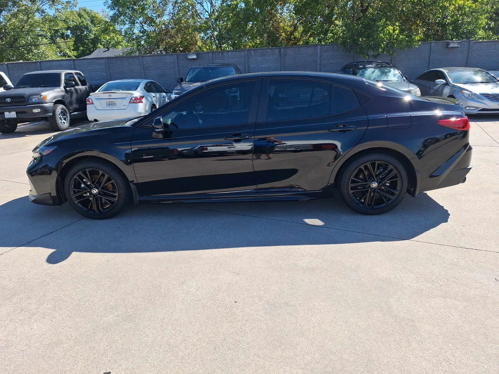 Used 2025 Toyota Camry SE w/ Convenience Package FWD image 3