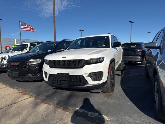 Used 2023 Jeep Grand Cherokee Altitude image 4
