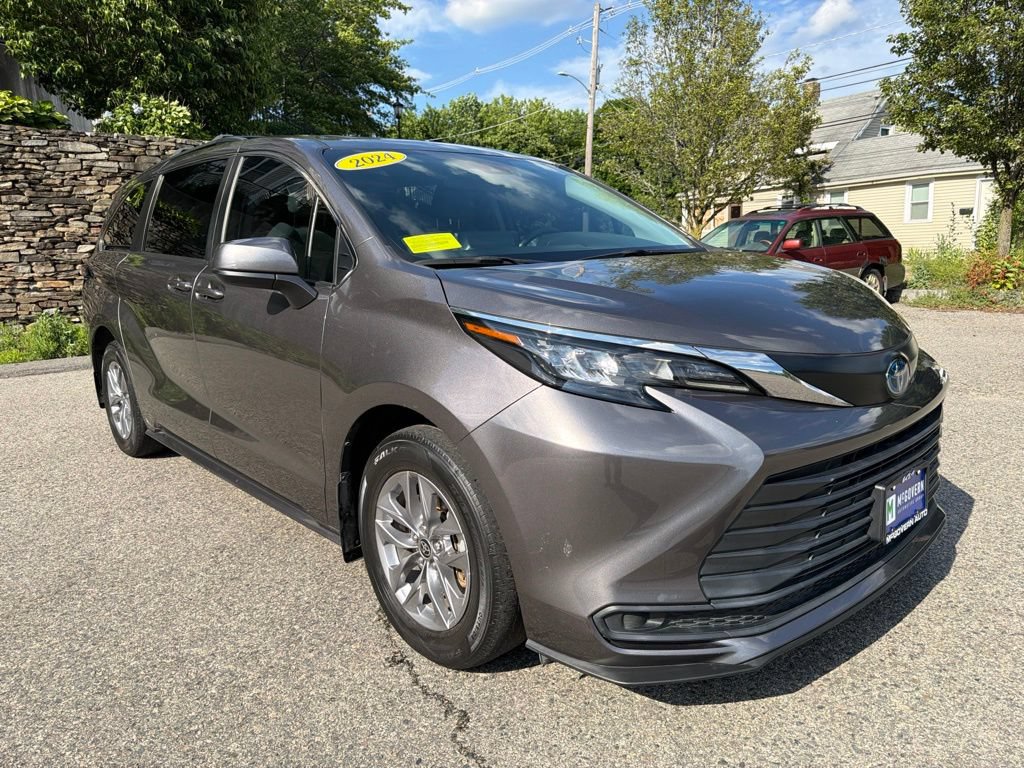 Used 2024 Toyota Sienna LE w/ LE Plus Package FWD image 9