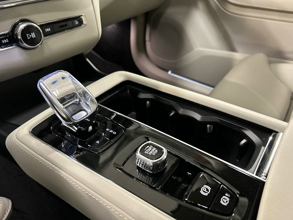 Certified 2025 Volvo XC90 T8 Ultra AWD/4WD image 19