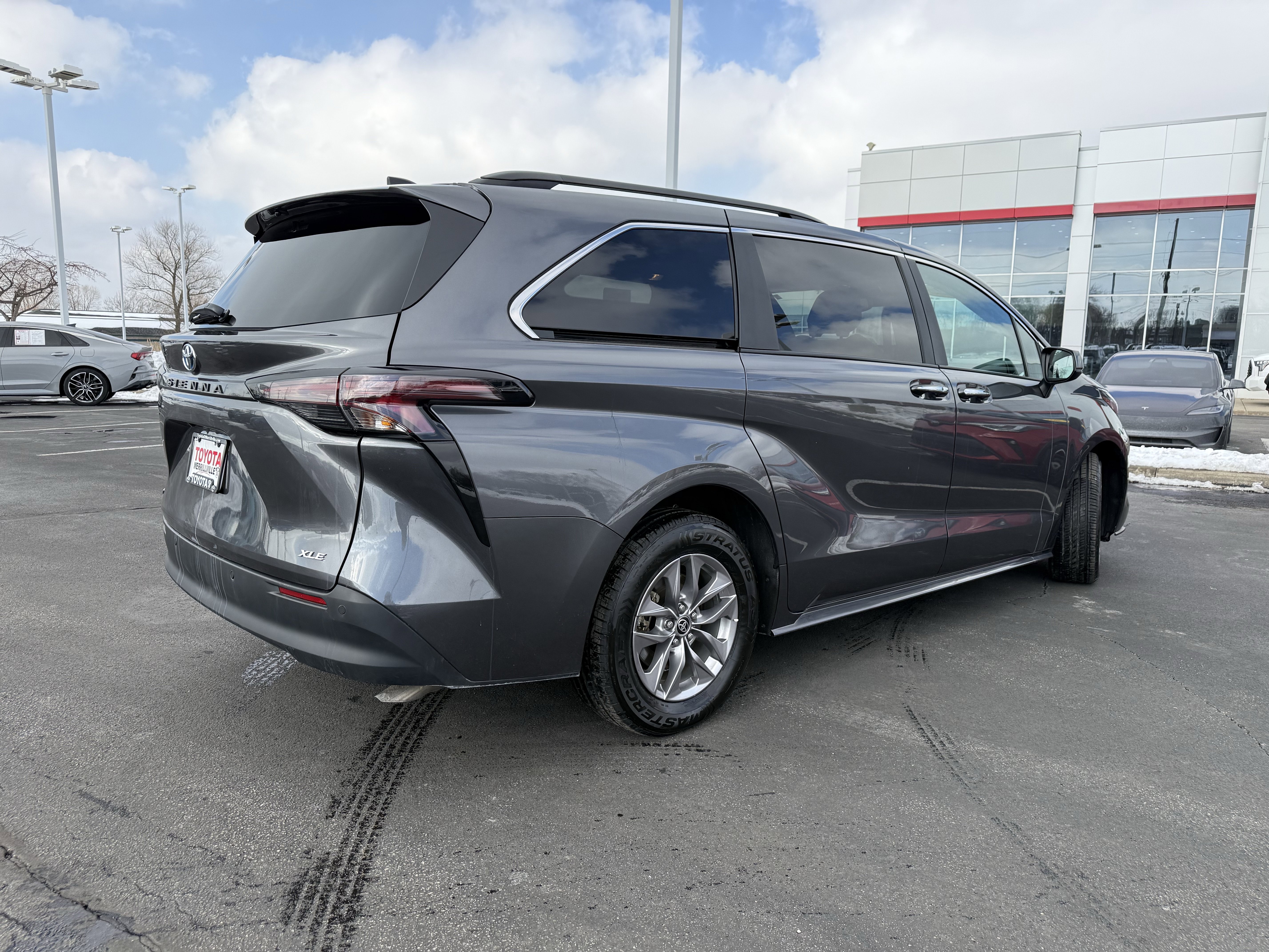 Used 2025 Toyota Sienna XLE image 9
