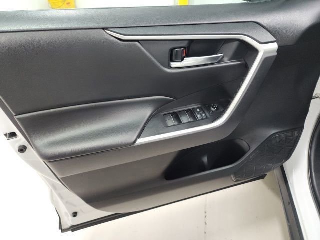 Used 2022 Toyota RAV4 XLE w/ Carpet Mat Package (TMS) image 21