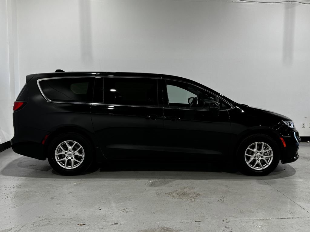Used 2025 Chrysler Pacifica Select FWD image 21