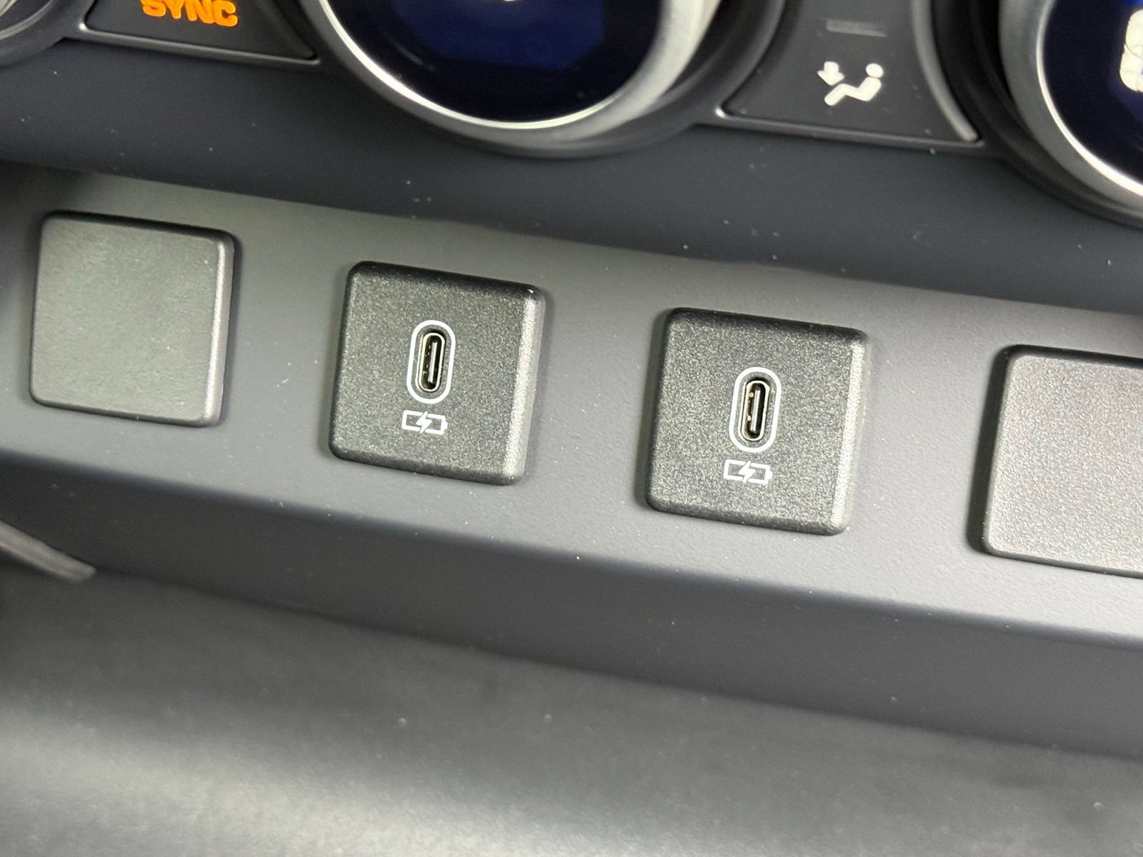 New 2026 Land Rover Defender 110 X-Dynamic SE AWD/4WD image 16