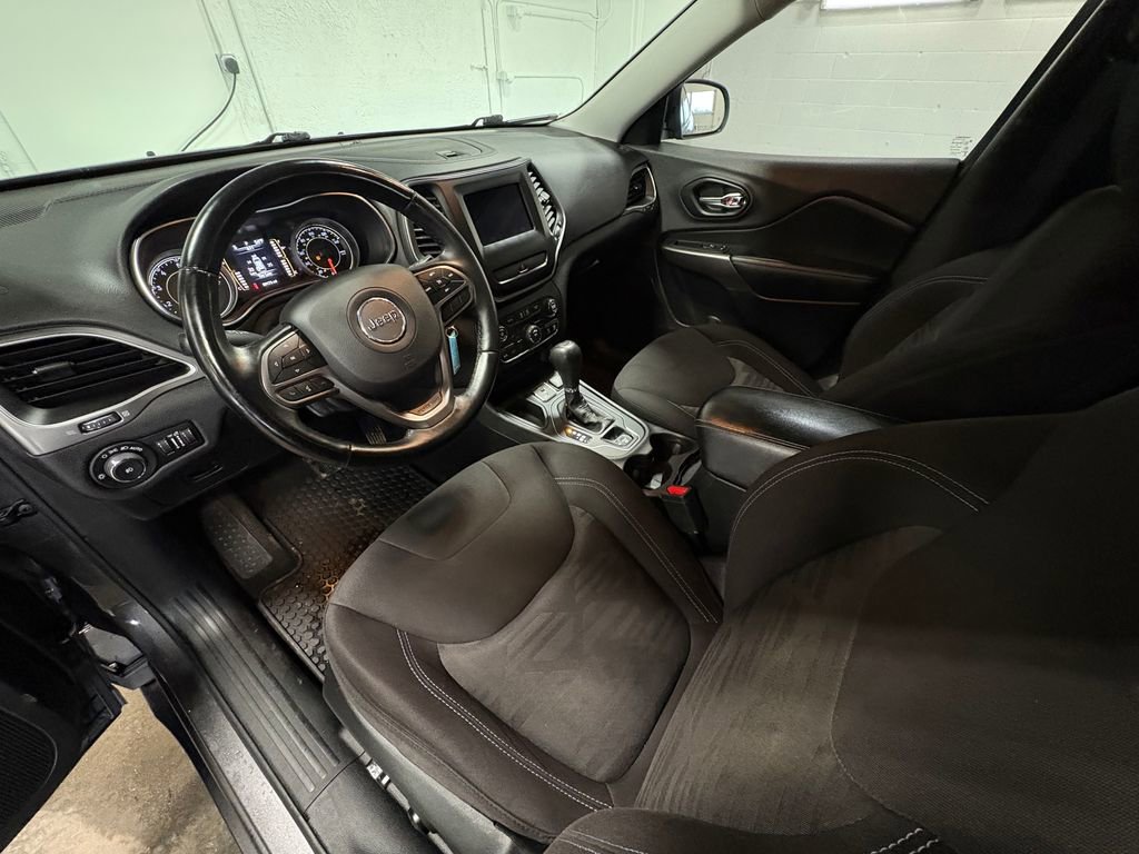 Used 2019 Jeep Cherokee Latitude w/ Cold Weather Group image 17