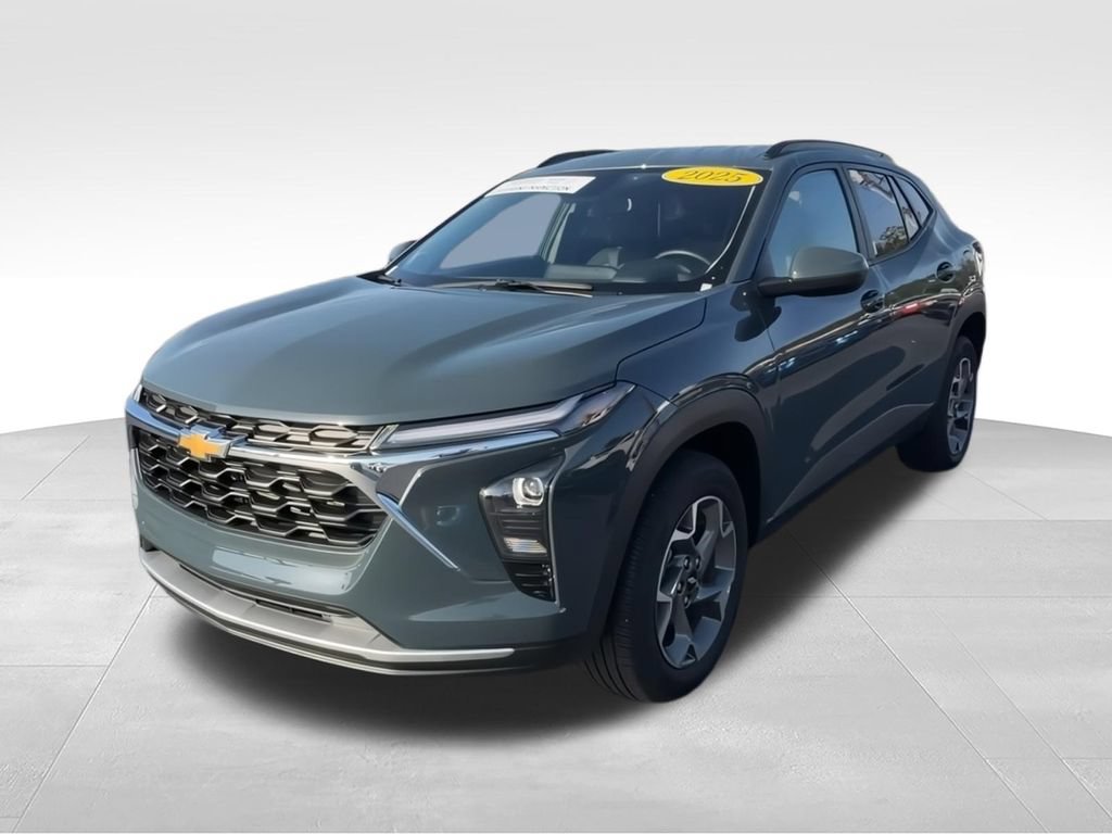 Used 2025 Chevrolet Trax LT w/ Driver Confidence Package FWD image 3