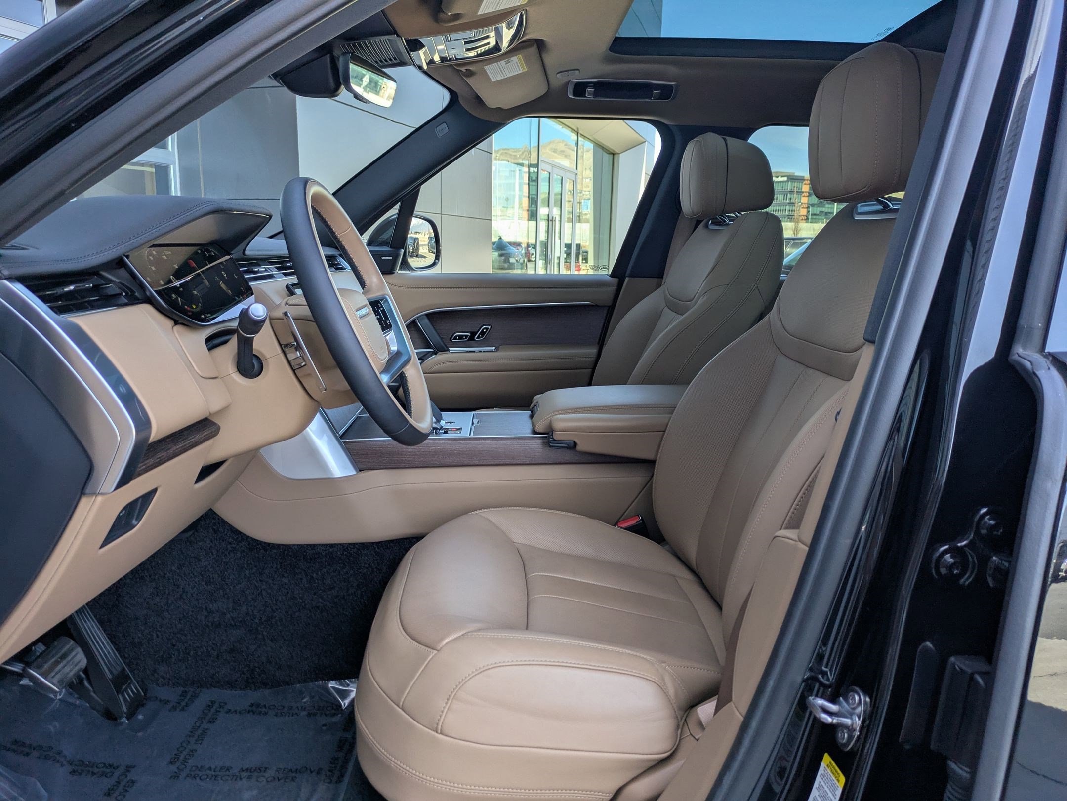 Certified 2025 Land Rover Range Rover SE image 23