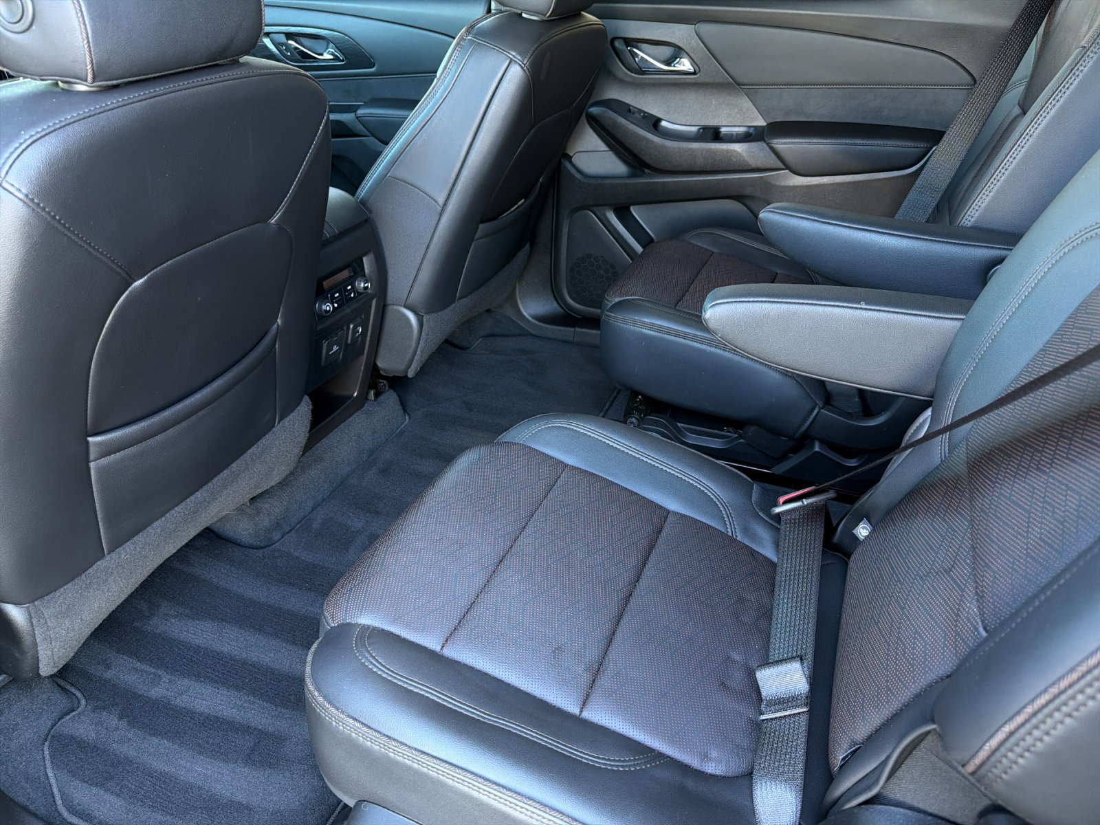 Used 2022 Chevrolet Traverse High Country w/ LPO, 'HIT The Road' Package FWD image 12