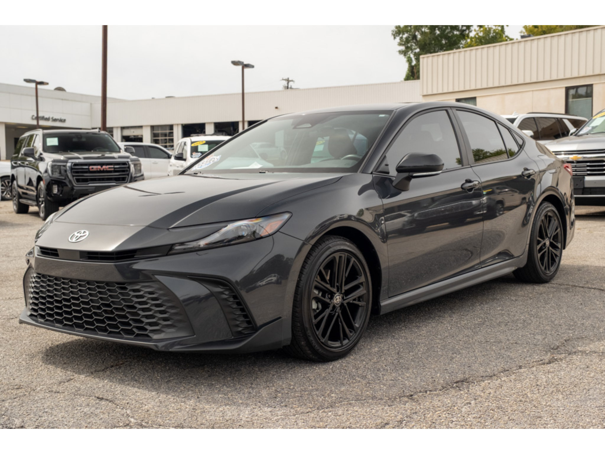 Used 2025 Toyota Camry SE FWD image 4