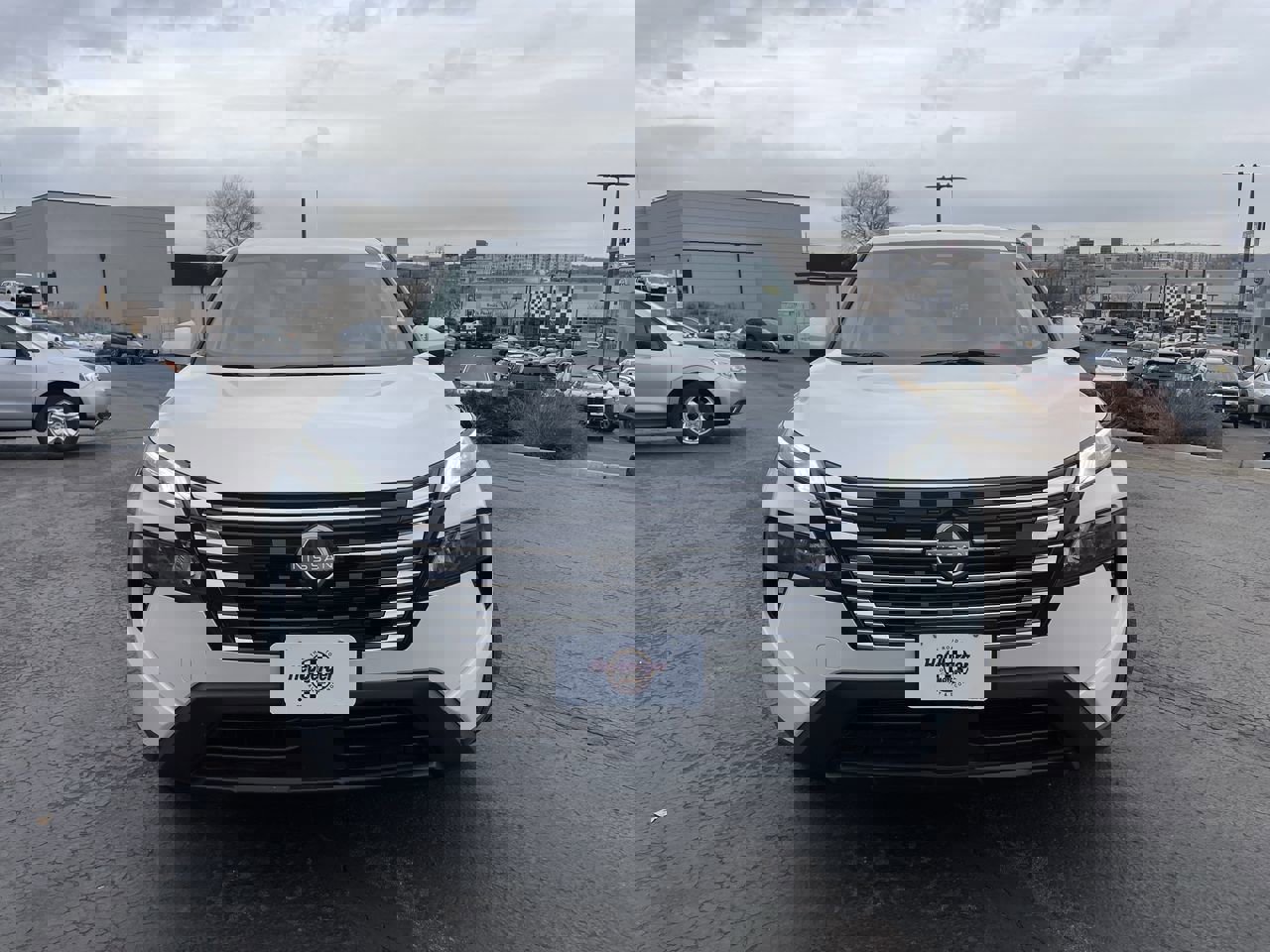 Used 2024 Nissan Rogue SV image 2