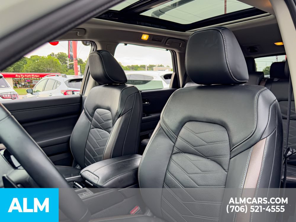 Used 2024 Nissan Pathfinder Platinum w/ Black Appearance Package FWD image 11