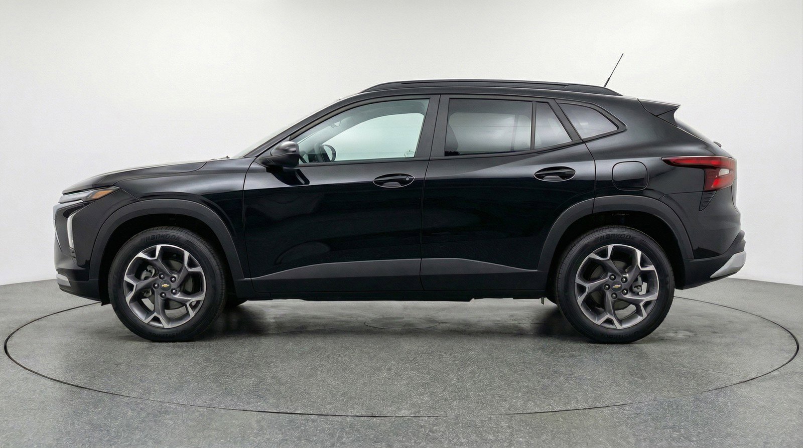 Used 2025 Chevrolet Trax LT w/ LT Convenience Package image 5