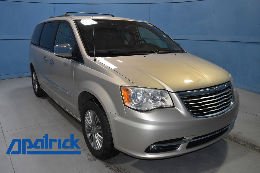 Used 2015 Chrysler Town & Country Touring-L w/ Driver Convenience Group FWD image 1