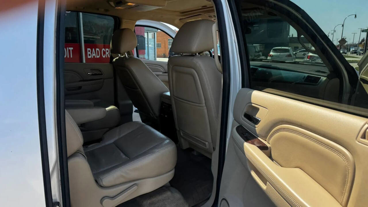 Used 2011 Cadillac Escalade ESV Luxury AWD/4WD image 17