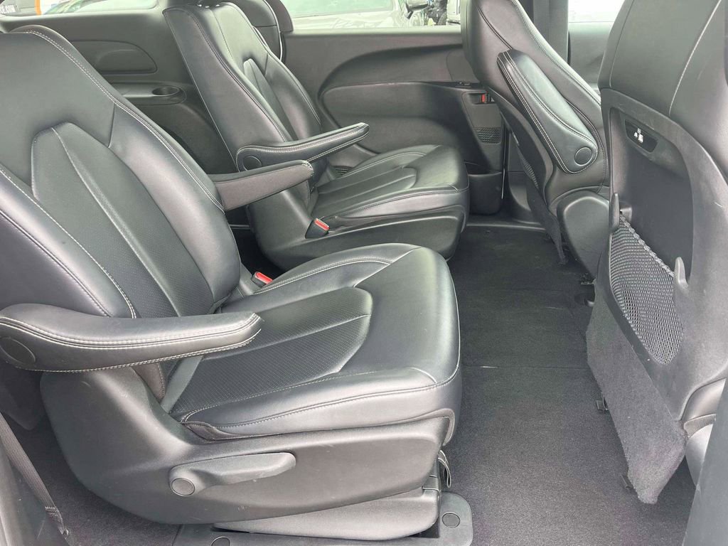 Used 2024 Chrysler Pacifica Limited FWD image 9