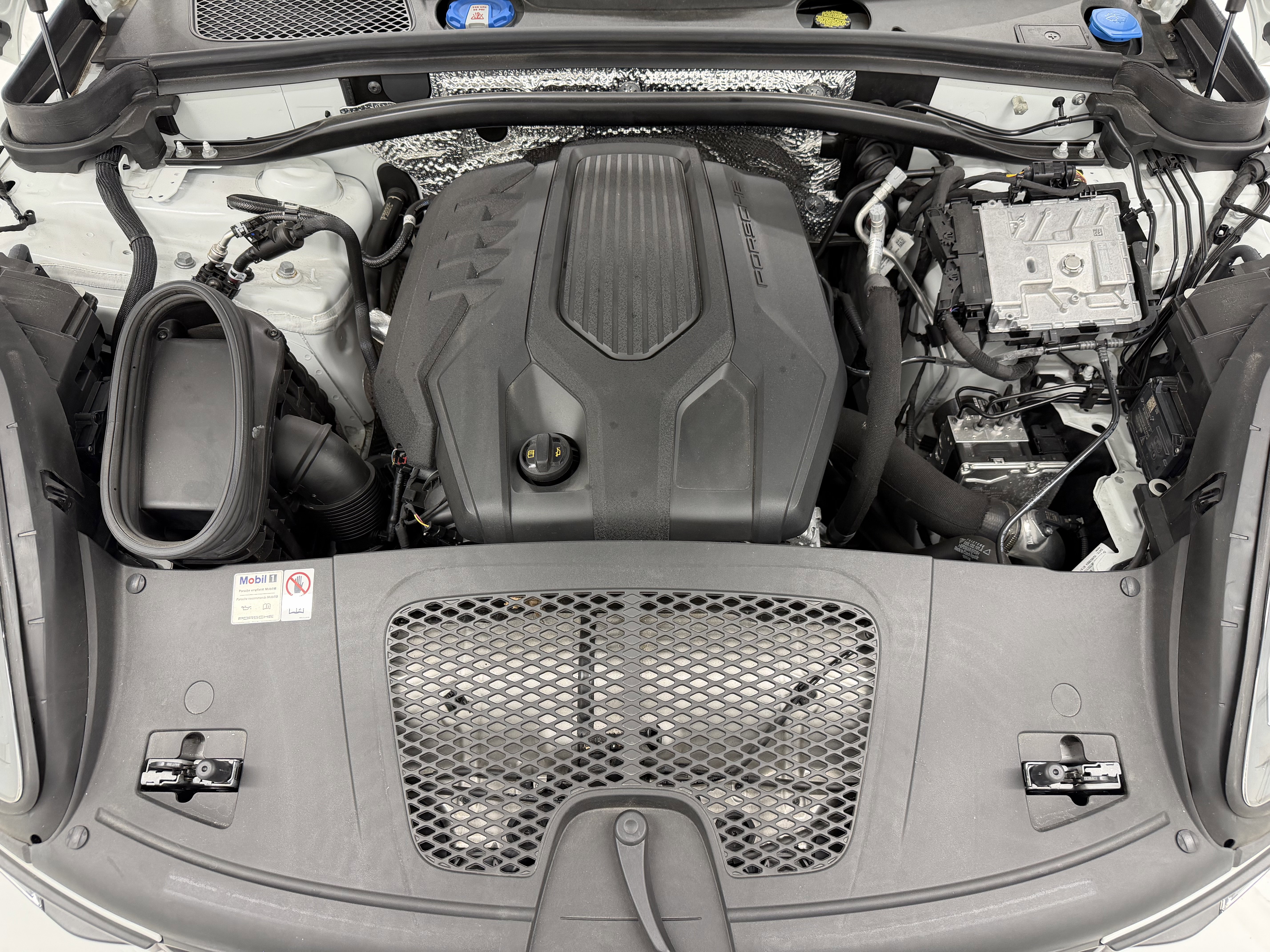 Certified 2025 Porsche Macan image 55