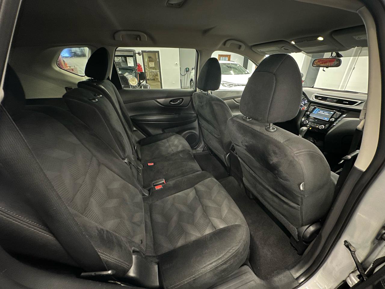 Used 2015 Nissan Rogue SV w/ SV Premium Package image 16