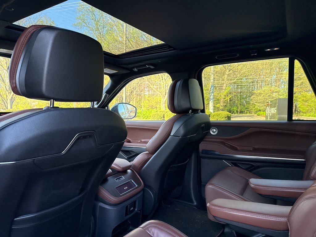Used 2025 Lincoln Navigator Reserve image 12