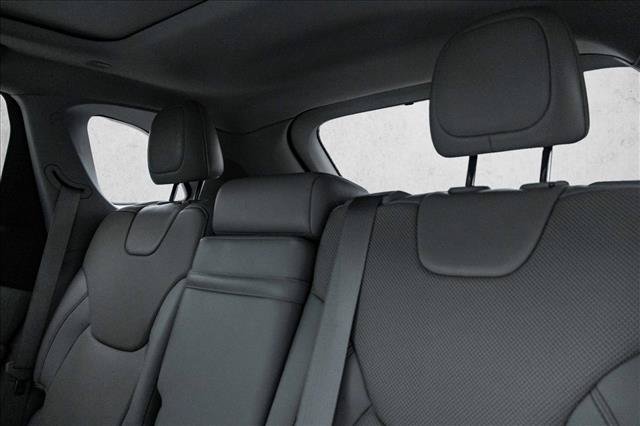 Used 2019 Jeep Cherokee Overland w/ Technology Group AWD/4WD image 21
