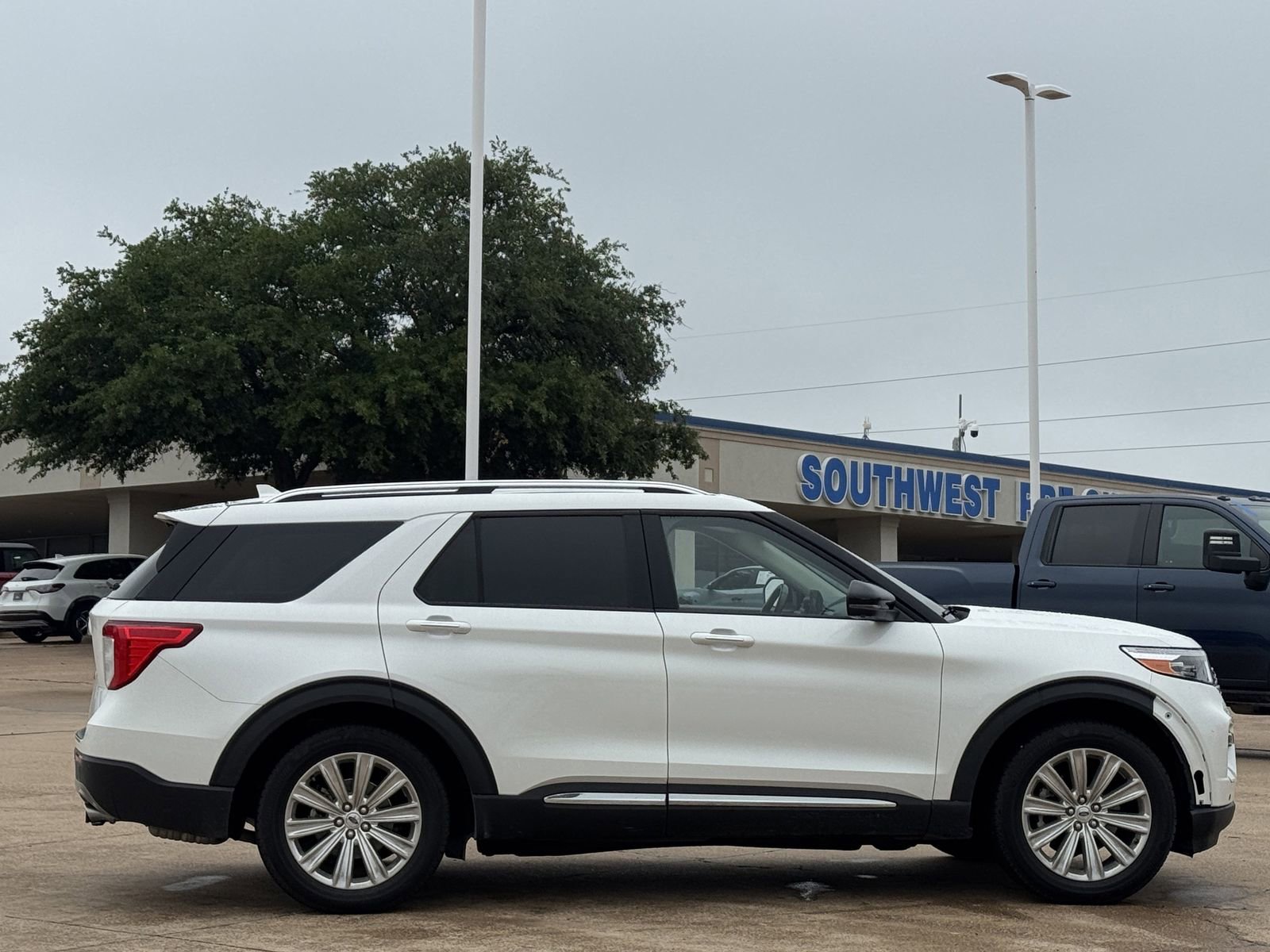 Used 2022 Ford Explorer Limited w/ Limited Technology Package RWD image 3