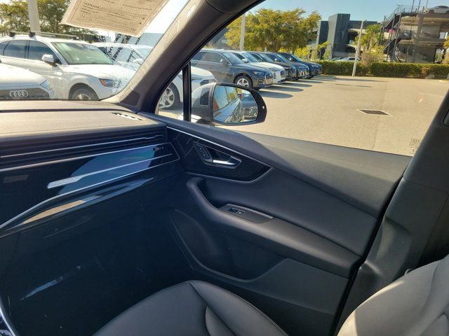 Certified 2025 Audi Q7 2.0T Premium w/ Convenience Plus Package image 16