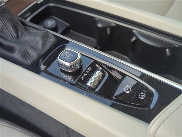 Used 2021 Volvo XC60 T5 Momentum w/ Premium Package FWD image 20