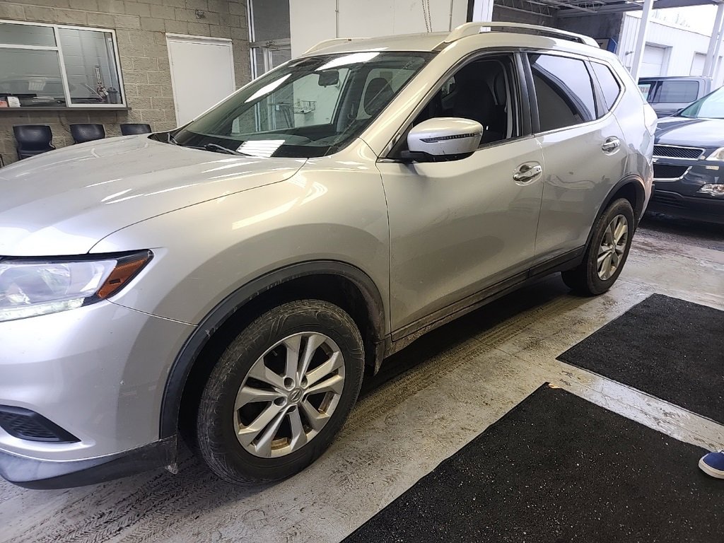 Used 2016 Nissan Rogue SV image 2