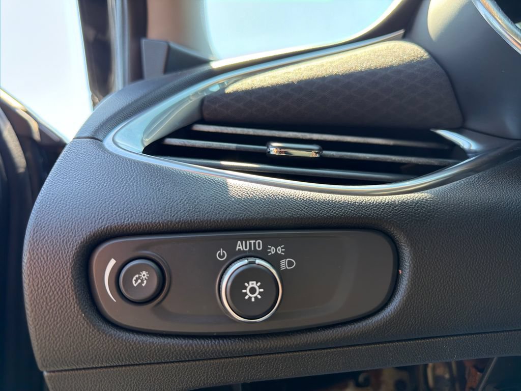 Used 2018 Chevrolet Malibu LT FWD image 21