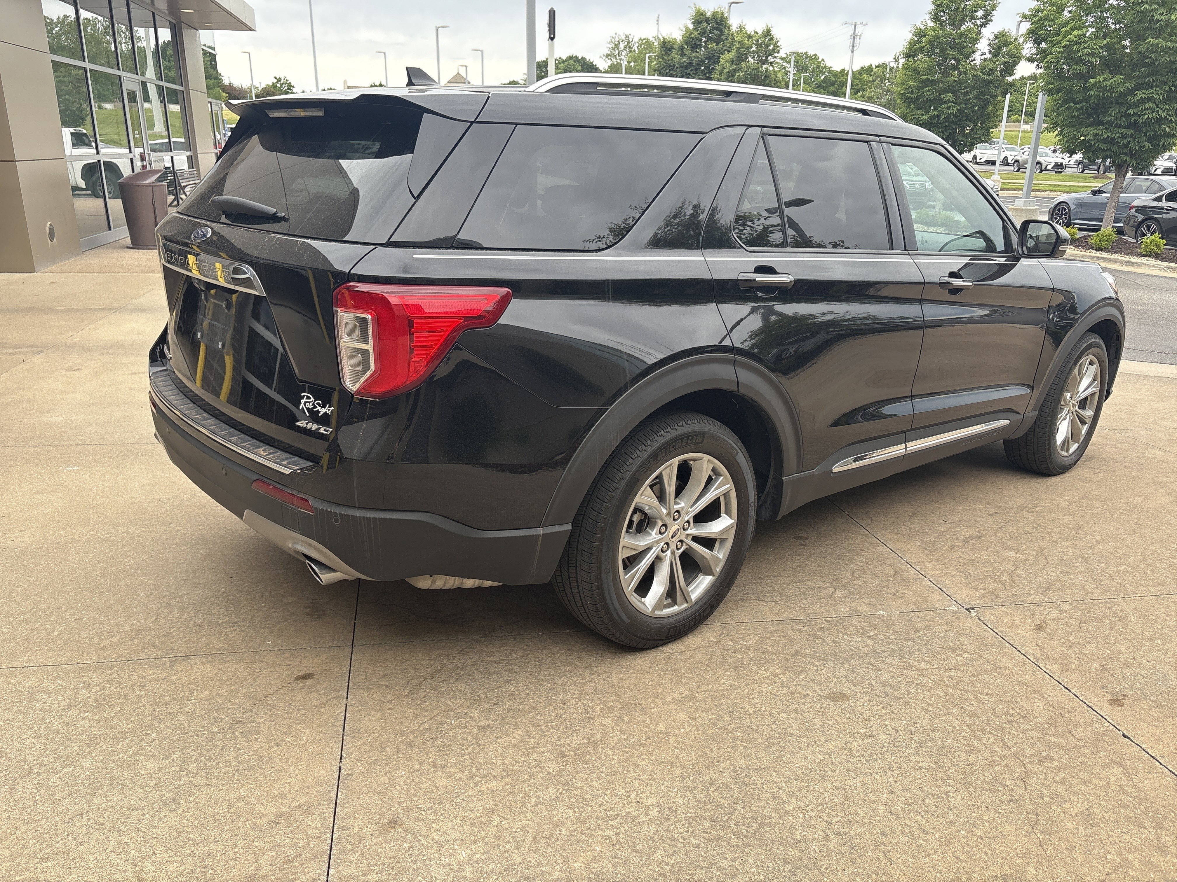 Used 2021 Ford Explorer Limited w/ Equipment Group 301A AWD/4WD image 10