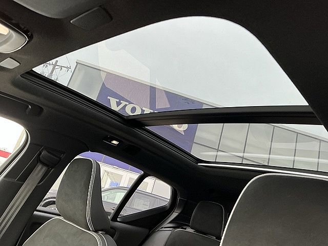 Used 2025 Volvo XC40 B5 Plus image 17