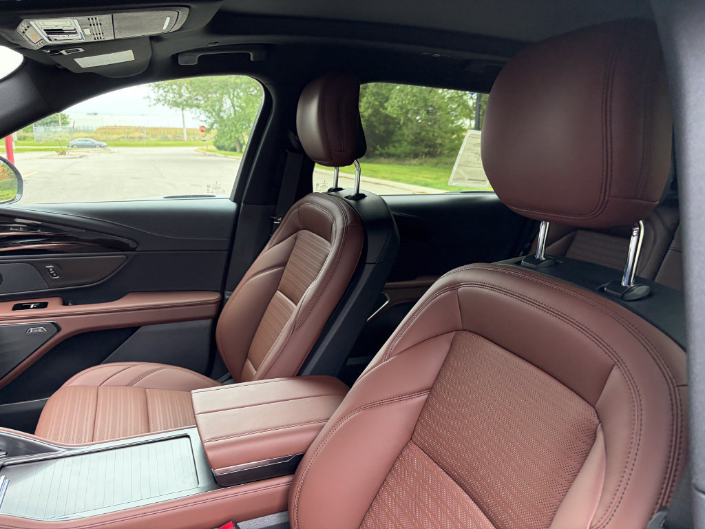 New 2026 Lincoln Nautilus Reserve w/ Jet Appearance Package AWD/4WD image 11
