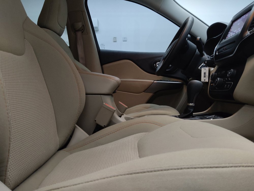 Used 2019 Jeep Cherokee Latitude w/ Popular Appearance Group FWD image 21