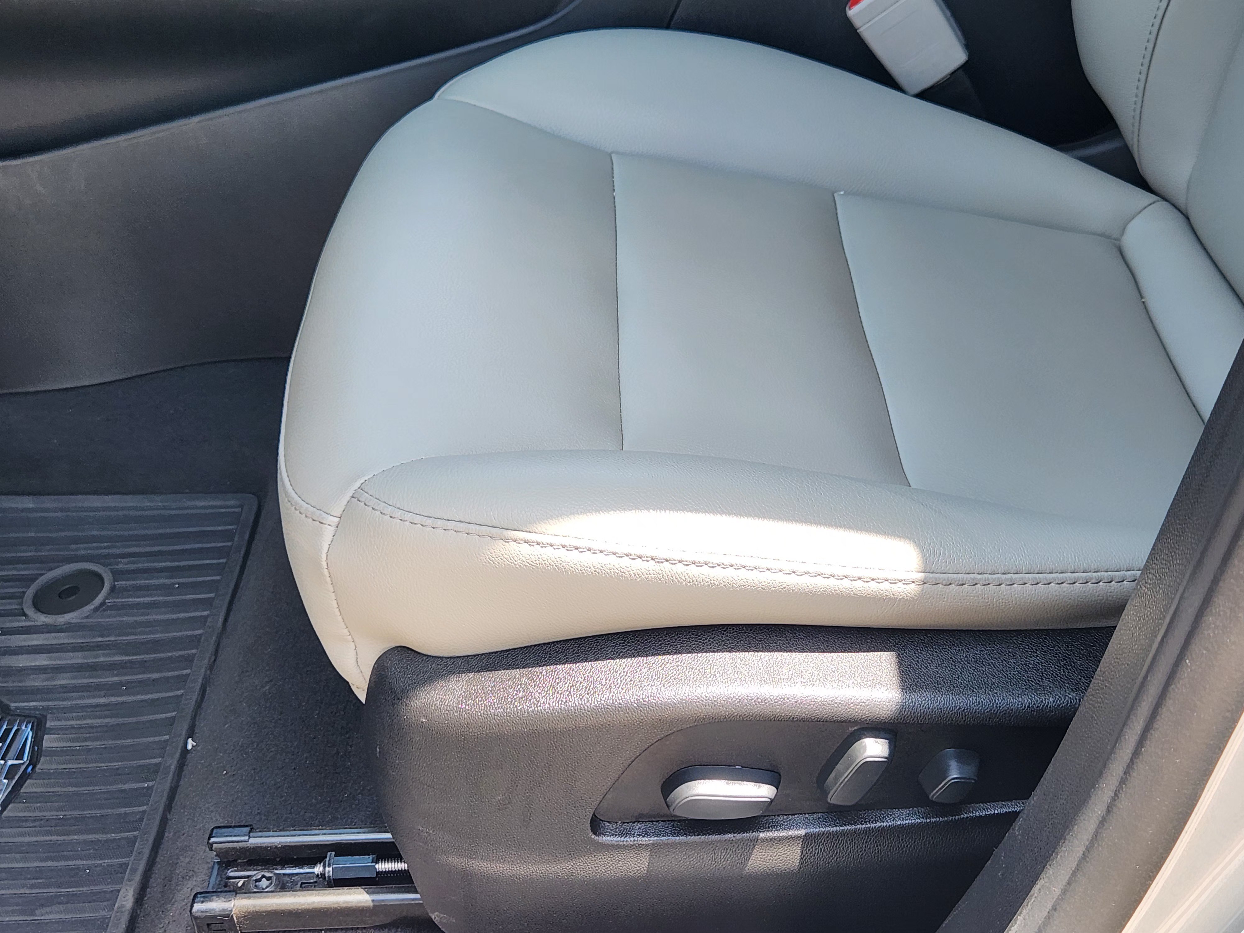 Used 2021 Cadillac XT4 Luxury w/ Cold Weather Package FWD image 25