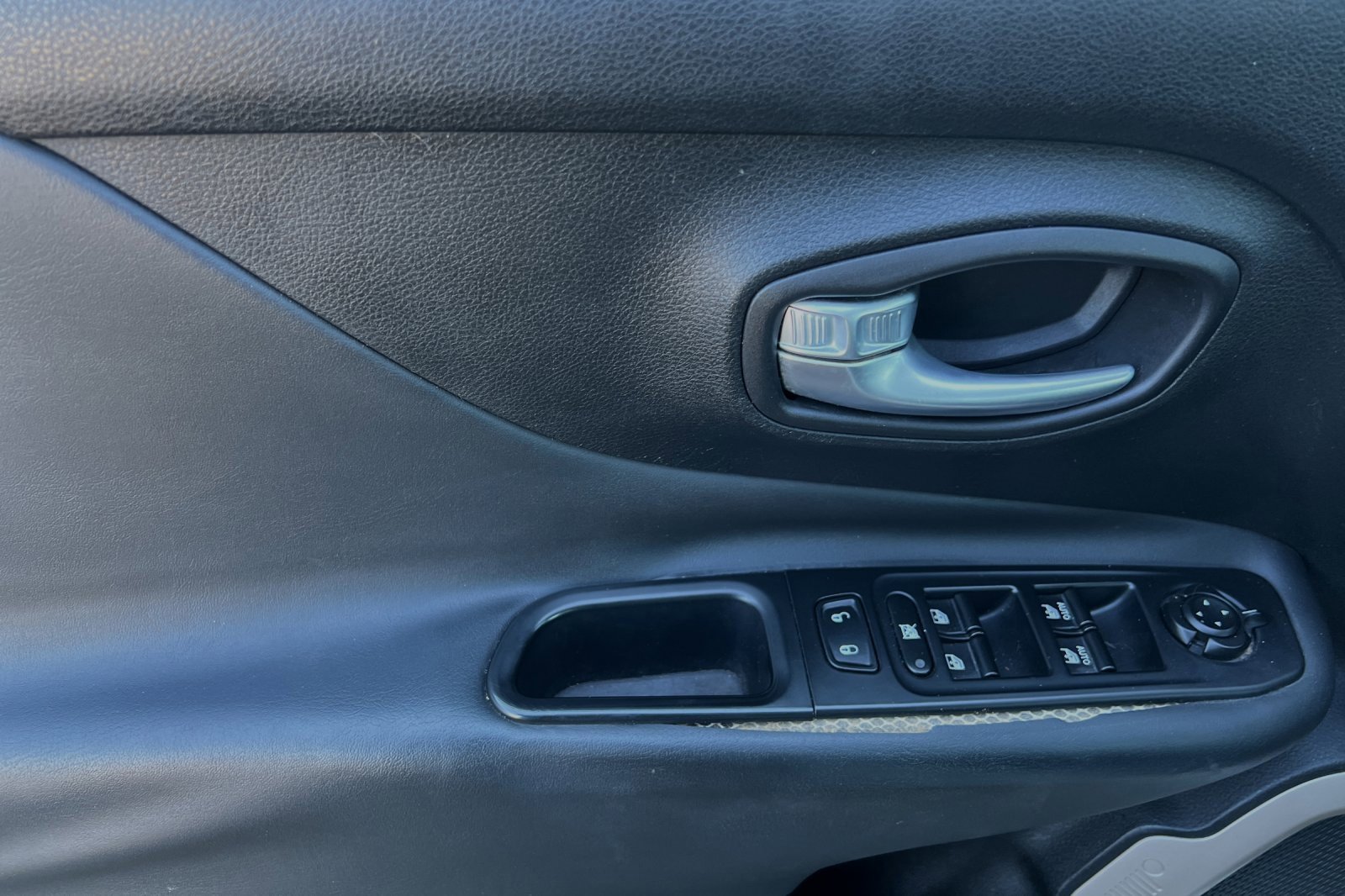 Used 2015 Jeep Renegade Limited image 11