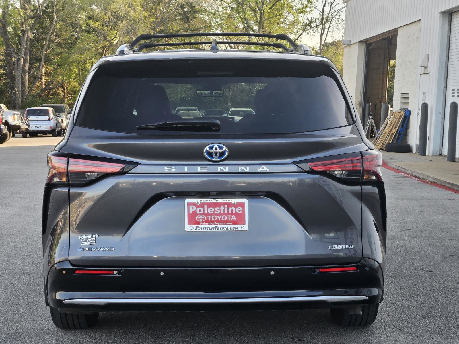 Used 2025 Toyota Sienna Limited image 5