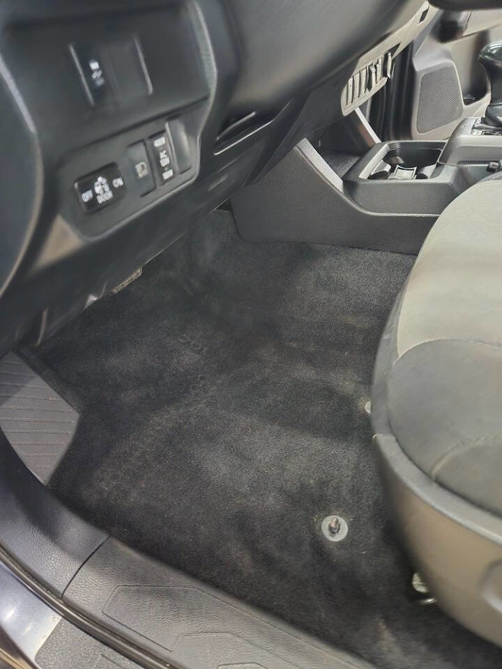 Used 2020 Toyota Tacoma TRD Off-Road w/ Technology Package AWD/4WD image 32