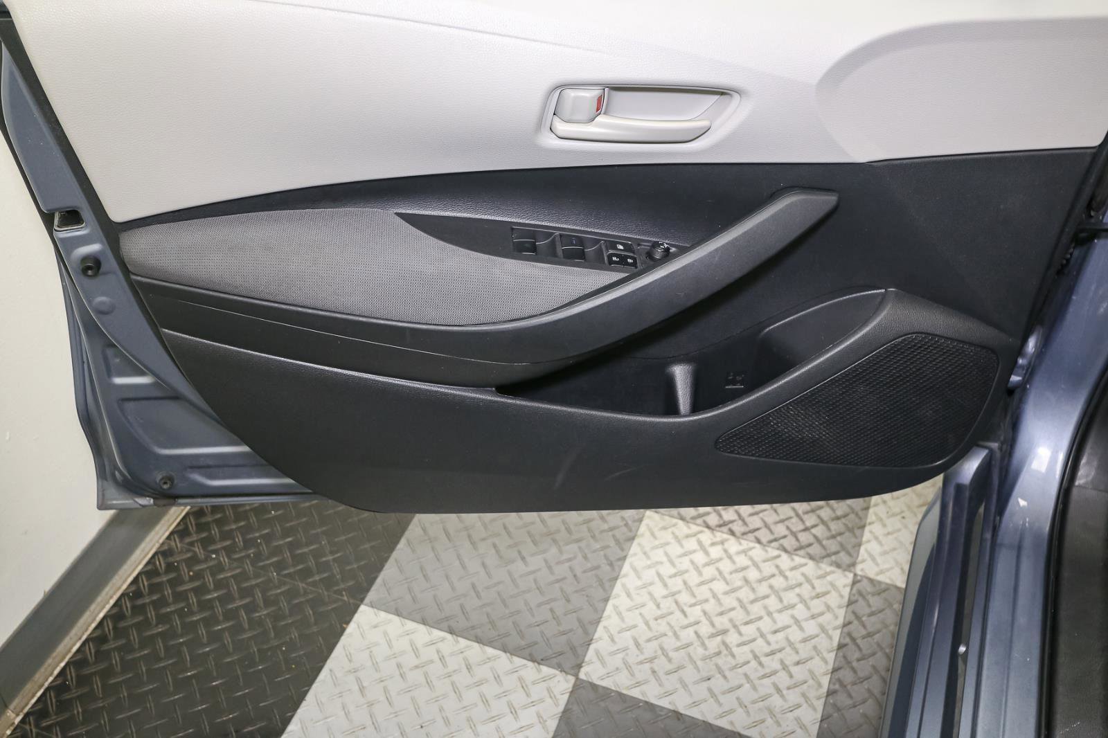 Used 2022 Toyota Corolla LE image 36