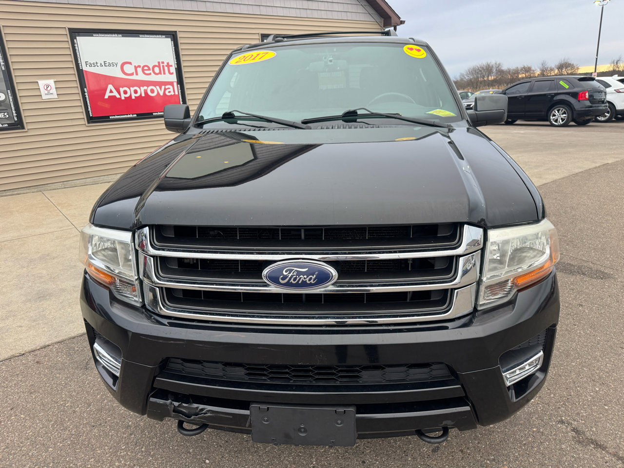 Used 2017 Ford Expedition XLT image 2