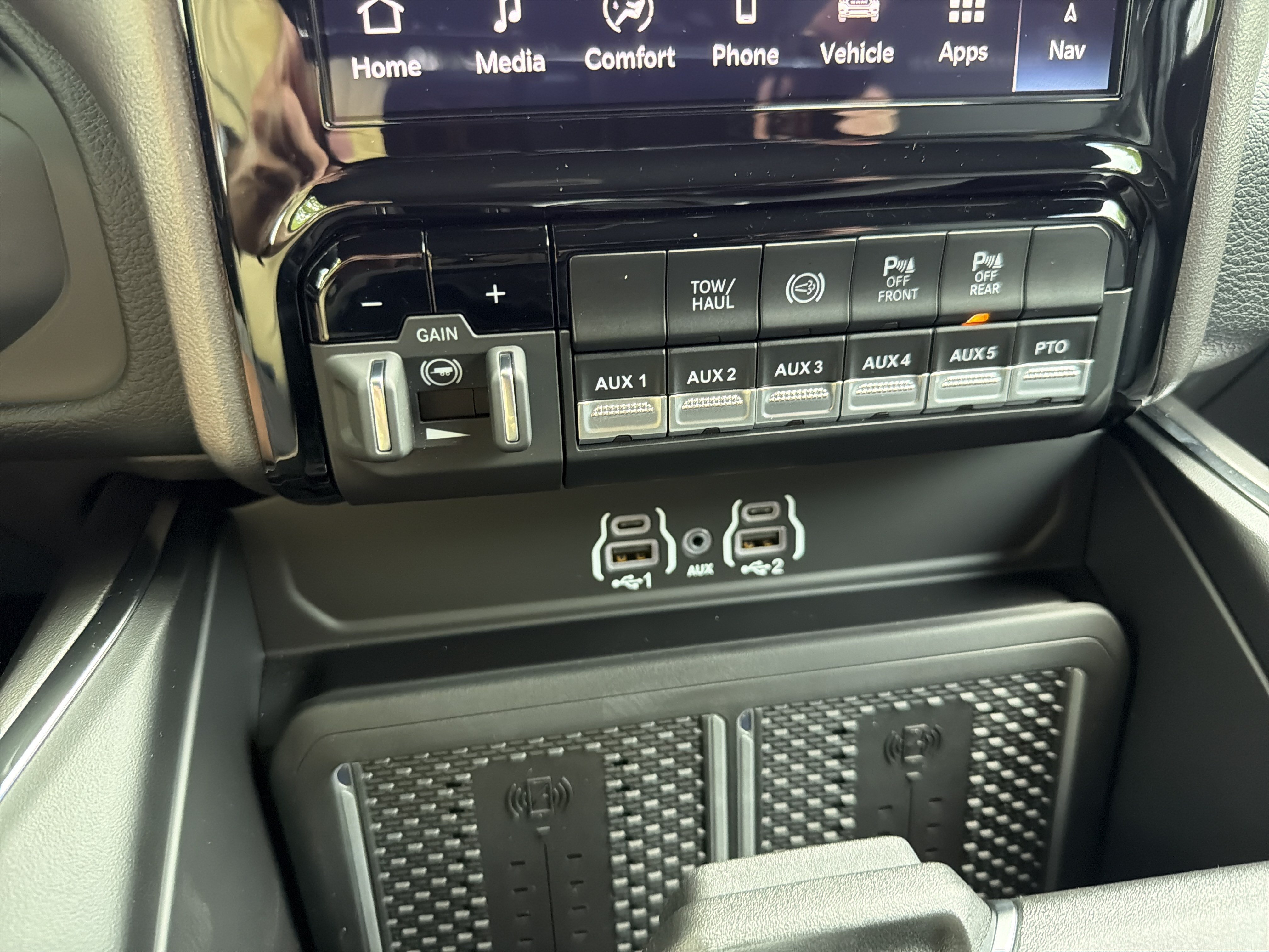 New 2026 RAM 4500 4x4 Crew Cab DRW w/ Laramie Trim Package image 28