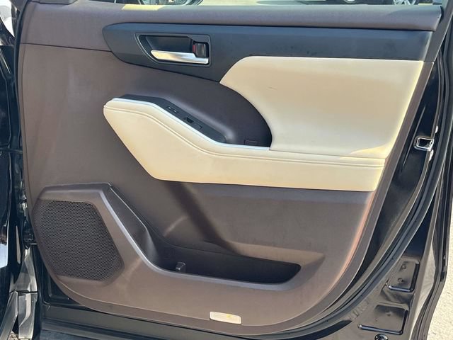 Used 2022 Toyota Highlander XLE FWD image 28