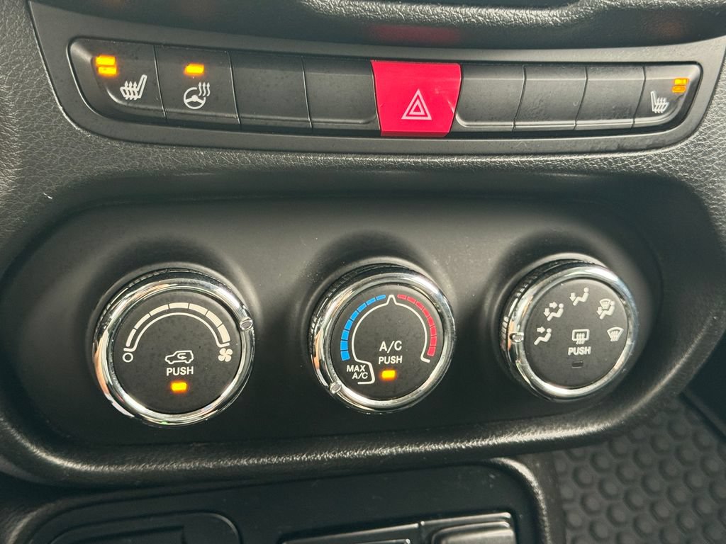 Used 2016 Jeep Renegade Latitude w/ Cold Weather Group FWD image 23