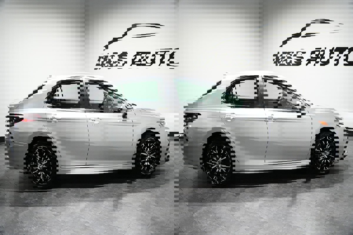 Used 2021 Toyota Camry SE w/ Carpet Mat Package (TMS) image 11