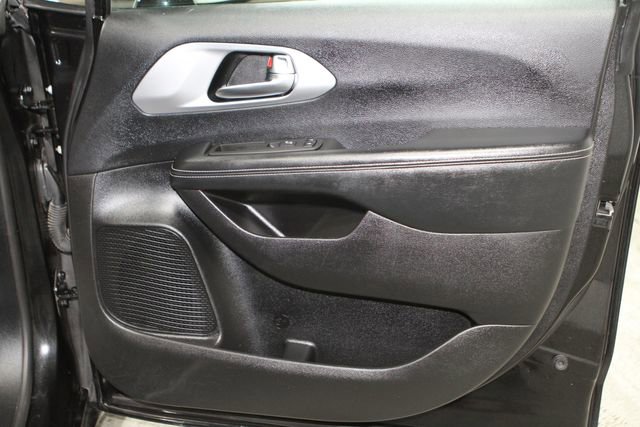 Used 2021 Chrysler Pacifica Touring-L w/ Uconnect Theater Family Group FWD image 21
