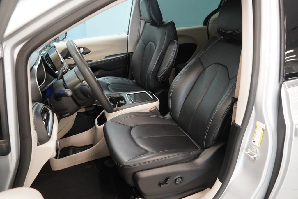 Used 2024 Chrysler Pacifica Limited FWD image 3
